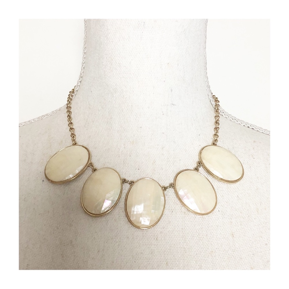 WHITE HOUSE BLACK MARKET WHBM Mother Of pearl Cabochon necklace